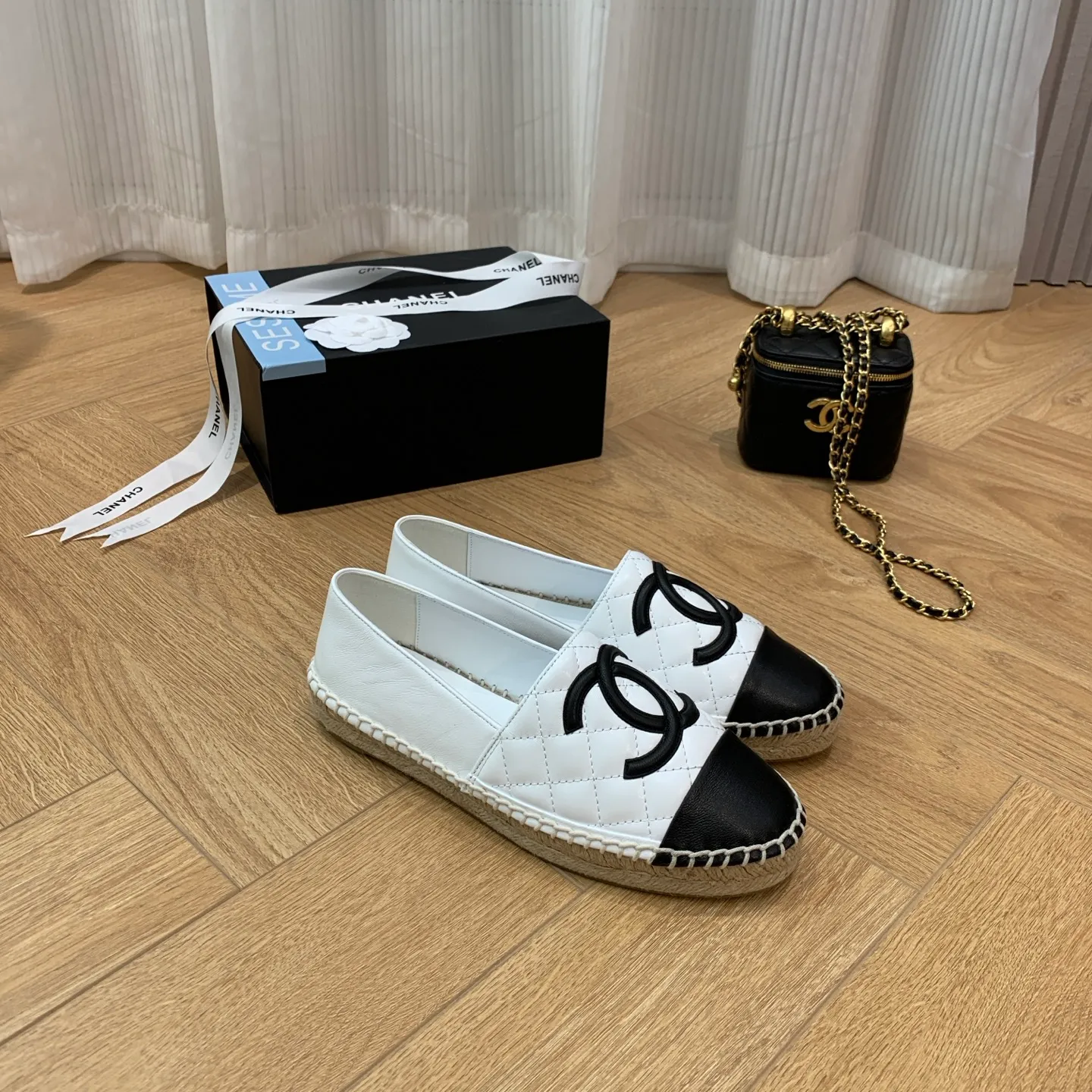 👟👟Ex-factory price 480👟👟 👑New colors are coming ✌️The new version of Chanel fisherman shoes is coming❗️Delivered in a complete set of top-notch packaging. The quality of my fisherman shoes has not been introduced much, everyone who has tried it knows it! The original customized upper, and my outsole is the original translucent outsole, the opaque outsole is the wrong version, full set of authentic packaging ❗️ size: 35-40, running price